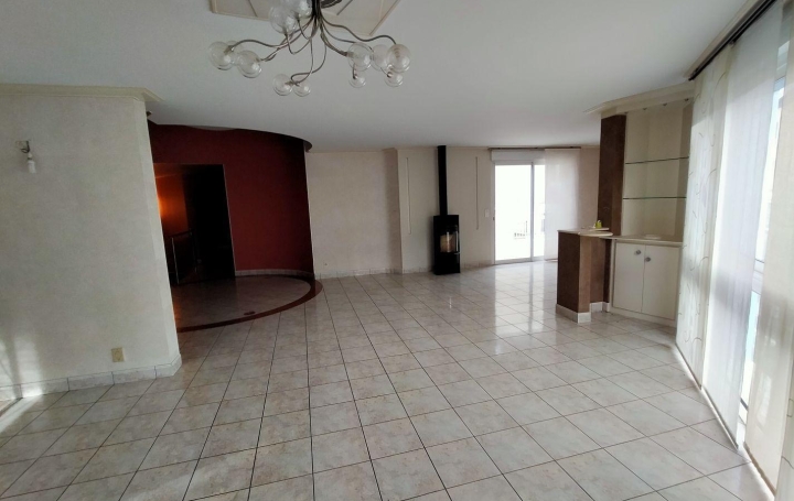 Appartement P7 VILLAINES-LA-JUHEL 235 m2 750 € Appartement P7 VILLAINES-LA-JUHEL 235 m2 750 €